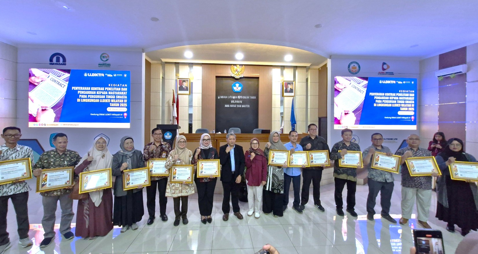 Penyerahan Kontrak Hibah 2025 oleh LLDIKTI IV Penyerahan Kontrak Hibah 2025 oleh LLDIKTI IV