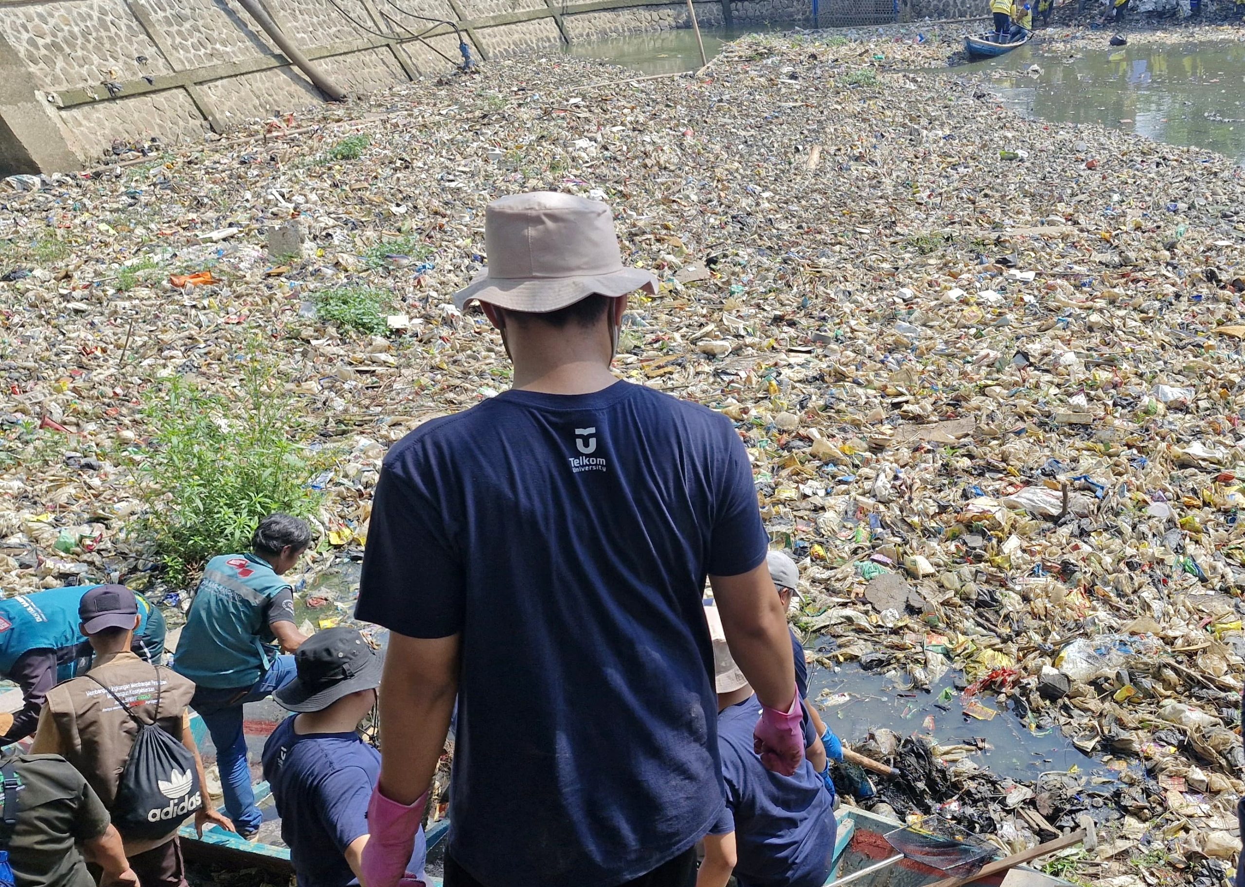 Hari Lingkungan 2025: Telkom University Dukung Aksi Bersih Citarum dan Tanam Pohon